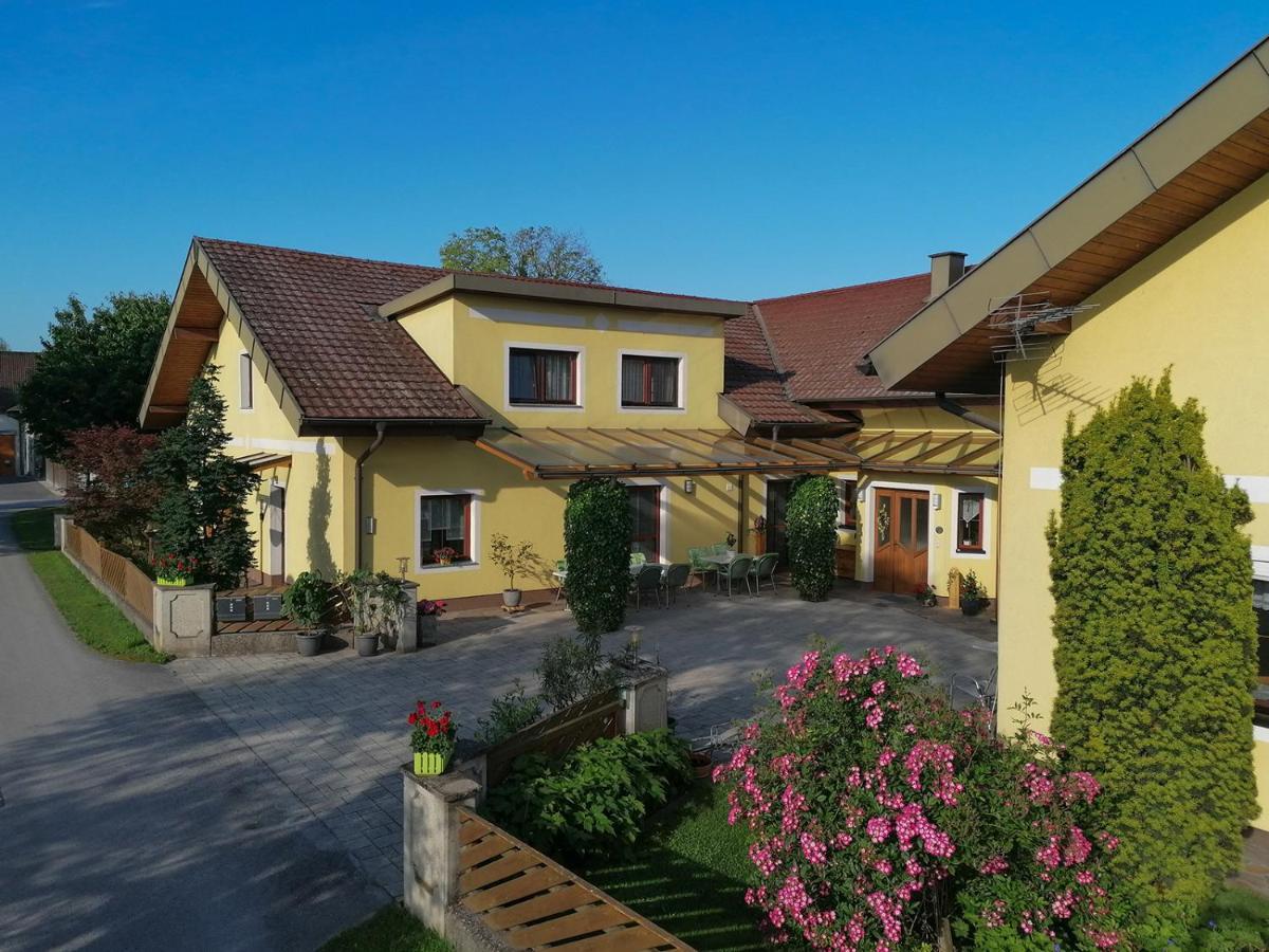 Privatzimmer Und Ferienwohnungen Leeb Persenbeug Esterno foto