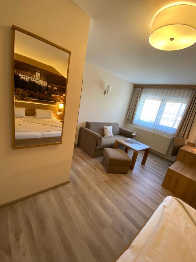 Privatzimmer Und Ferienwohnungen Leeb Persenbeug Esterno foto