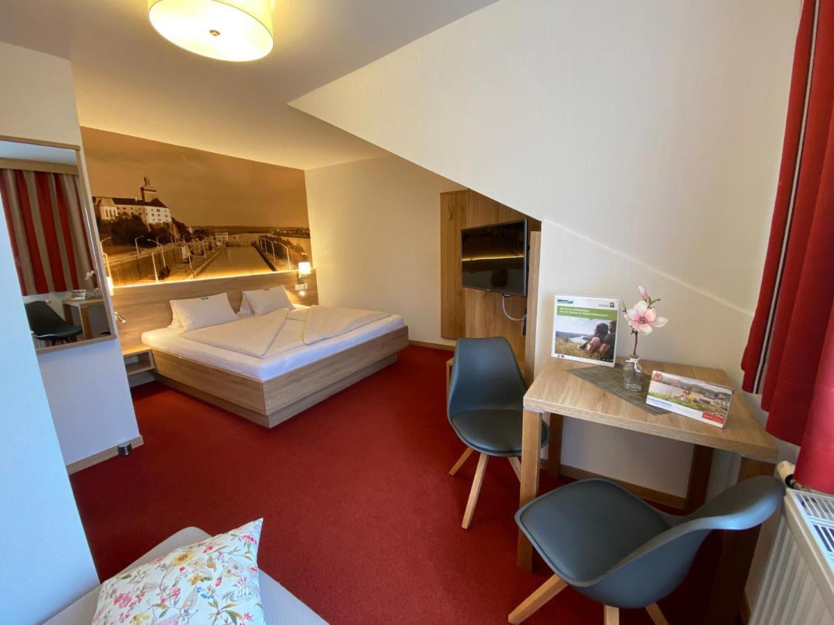 Privatzimmer Und Ferienwohnungen Leeb Persenbeug Esterno foto