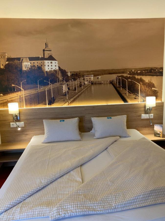 Privatzimmer Und Ferienwohnungen Leeb Persenbeug Esterno foto