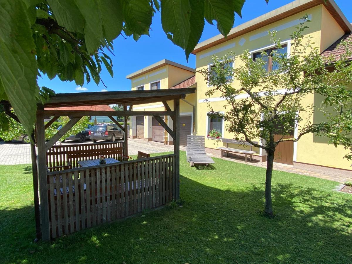 Privatzimmer Und Ferienwohnungen Leeb Persenbeug Esterno foto